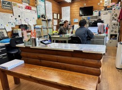 くつろげる商談スペース（右奥には副店長の部屋も）
