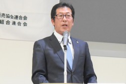 あいさつを述べる加藤会長・理事長