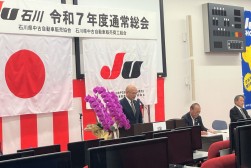 総会冒頭であいさつを述べる宮本前会長・理事長