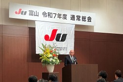 あいさつを述べる加藤会長・理事長