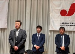 懇親会の中締めに副会長副理事長の3名が登壇