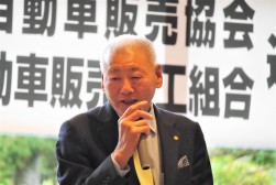 掛下会長・理事長があいさつを述べた