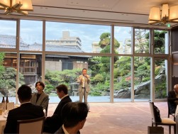 懇親会の冒頭、前田浩二副会長・副理事長があいさつ