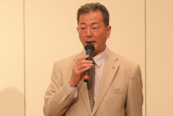 新会長・理事長としてあいさつを述べる山下氏