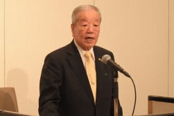 冒頭であいさつを述べる松本前会長・理事長