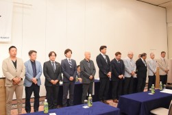 登壇する新執行部一同