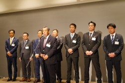 懇親会の冒頭、新園会長が新体制を報告