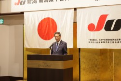 総会冒頭であいさつする海津会長