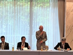 掛下新会長が就任後のあいさつを述べた