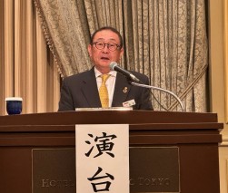 あいさつに立つ萩田会長・理事長