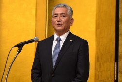 新会長・理事長としてあいさつを述べる相宮氏