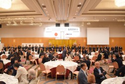 登壇する新役員一同