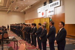 登壇する新役員一同