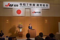 冒頭であいさつを述べる横山会長・理事長