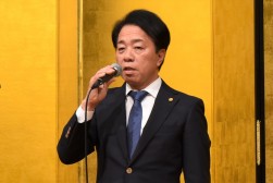 来賓あいさつを述べるJU岐阜羽島オートオークション・熊﨑尚樹社長