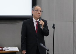 総会冒頭であいさつする小野田会長・理事長