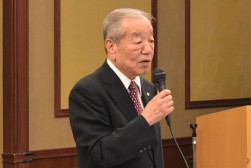 冒頭であいさつを述べる松本会長