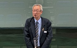あいさつに立つ鎌田会長・理事長