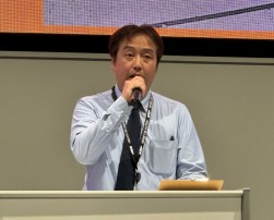 あいさつに立つ沖中会場長