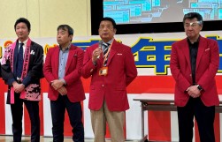 あいさつに立つ橋本理事長（左から小野部会長、金子副理事長、橋本理事長、安藤副理事長）