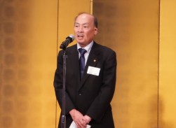 総会後の交流会で、あいさつに立つ神保新会長