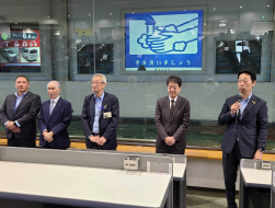 あいさつに立つ實方流通委員長（左から笠原副理事長、山田筆頭副理事長、鎌田理事長、JU埼玉高橋理事長、實方流通委員長）