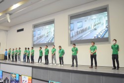 登壇するJU愛知青年部メンバー