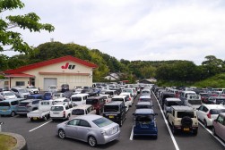 多くの出品車が集まり活気