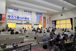 セリ会場には多くのバイヤーが集まった