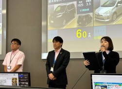 セリ前にセレモニーに林営業室長、濱田会場長、小山さんが登壇
