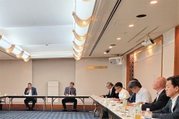 会議の冒頭、上田会長があいさつを述べた
