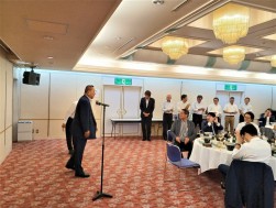 決起大会であいさつする上田会長
