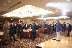 乾杯の発声を行う荒井商事・荒井会長
