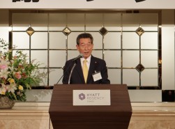 あいさつに立つ海津取締役名誉会長