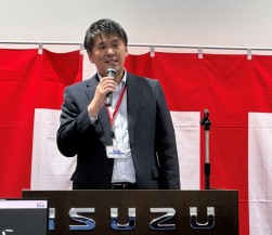 あいさつに立つ平山会場長