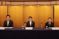 総会後の記者会見であいさつする北口新会長