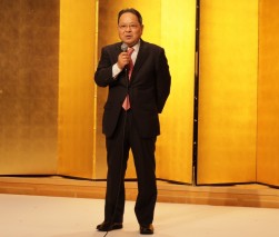 あいさつに立つ荒井会長