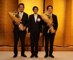 退任役員に花束が贈呈された（左から海津副会長、北口新会長、高橋専務理事）