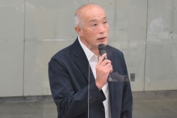 セリ前にあいさつを述べる奥村理事長
