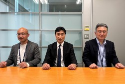 左から田村取締役、市川社長、勝田取締役