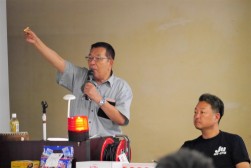 手ゼリによる活気あふれるセリ