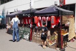 １００円屋台が並んだ