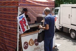 １００円屋台が並んだ