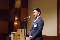 前夜祭食事会ではシティライトの丸山副社長があいさつ