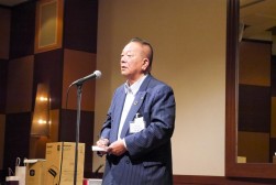 前夜祭食事会であいさつするＪＵ中四国の上田会長
