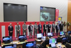 セリ開始前のセレモニーでは中四国９県の青年部会長が登壇