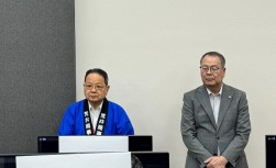 荒井寿一会長が来場し感謝状を贈呈