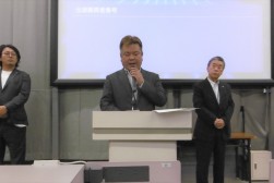 あいさつを述べる貫名流通委員長