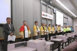 登壇するJU静岡青年部メンバー