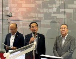 あいさつに立つ佐藤理事長（中央）